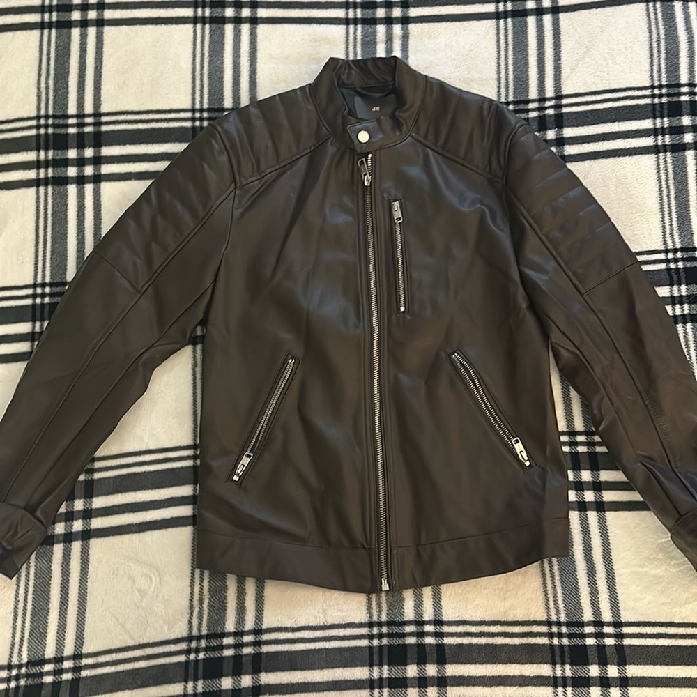 H&M men’s dark brown “leather” silver zipper motorcycle jacket size small new